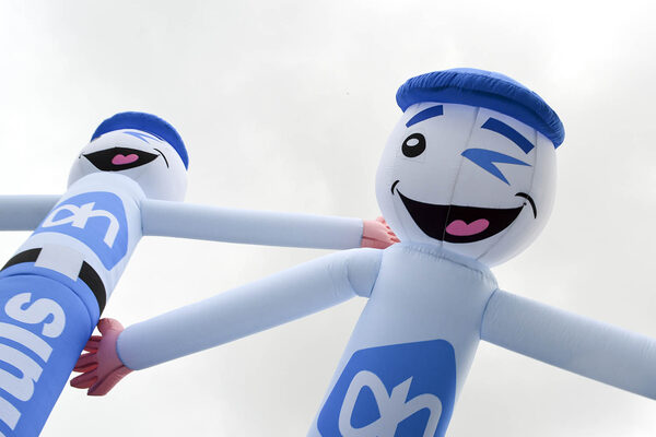Les skydancers Albert Heijn 3D personnalisés avec un clin d'œil ludique sont parfaits pour divers événements. Commandez des airdancer aériens sur mesure chez JB Gonflables France