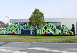 Achetez un méga parcours d'obstacles de 30 mètres dans les couleurs noir et vert pour petits et grands. Commandez des parcours d'obstacles gonflables maintenant en ligne chez JB Gonflables France