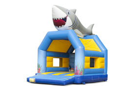 Achetez des château gonflable standard uniques avec un objet requin 3D sur le dessus pour les enfants. Achetez des châteaux gonflables en ligne chez JB Gonflables France
