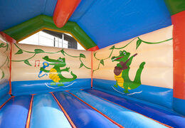 Achetez une château gonflable standard avec un objet crocodile 3D sur le dessus pour les enfants. Commandez une châteaux gonflables en ligne chez JB Gonflables France