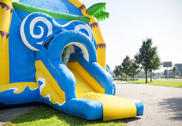 Commandez un château gonflable super multifun couvert avec toboggan sur le thème de la plage pour les enfants. Achetez des châteaux gonflables en ligne chez JB Gonflables France
