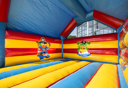 Grande château gonflable super couverte d'animations joyeuses sur le thème des pirates pour les enfants. Commandez des châteaux gonflables en ligne chez JB Gonflables France