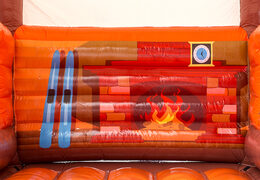 Château gonflable standard Skihut Winterworld avec une cheminée 3D sur le dessus pour les enfants. Commandez un châteaux gonflables en ligne chez JB Gonflables France