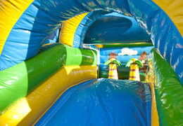 Achetez une château gonflable d'intérieur multifonctionnelle avec toboggan sur le thème de la jungle avec un grand objet 3D d'un gorille sur le dessus pour les enfants. Commandez des châteaux gonflables en ligne chez JB Gonflables France