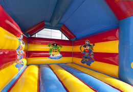 Achetez des château gonflable standard avec un objet pirate 3D sur le dessus pour les enfants. Commandez des châteaux gonflables en ligne chez JB Gonflables France