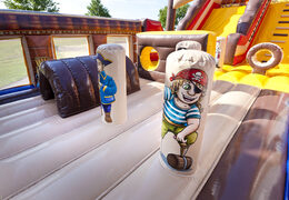Obtenez votre grand toboggan gonflable du monde des pirates avec des obstacles 3D pour les enfants. Commandez des toboggans gonflables maintenant en ligne chez JB Gonflables France