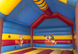 Grande château gonflable super couverte d'animations joyeuses sur le thème du singe pour les enfants. Commandez des châteaux gonflables en ligne chez JB Gonflables France