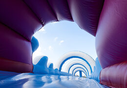 Commandez un toboggan gonflable de 18 m de long sur le thème des requins pour les enfants. Achetez des toboggans gonflables maintenant en ligne chez JB Gonflables France