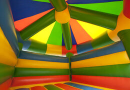 Achetez des château gonflable de carrousel dans le thème standard pour les enfants. Commandez des châteaux gonflables en ligne chez JB Gonflables France