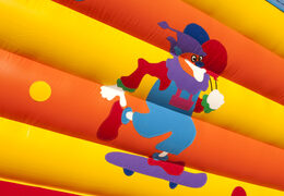 Grand château gonflable avec toit sur le thème du clown à vendre pour les enfants. Disponible chez JB Gonflables France en ligne