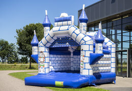 Commandez des château gonflable standard en bleu avec un thème de chevalier pour les enfants. Achetez des châteaux gonflables en ligne chez JB Gonflables France