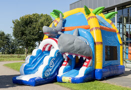 Commandez un château gonflable maxifun couvert avec toboggan sur le thème des requins pour les enfants. Achetez des châteaux gonflables en ligne chez JB Gonflables France