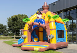 Achetez un château gonflable couvert multifun avec toboggan sur le thème des pirates pour les enfants. Commandez des châteaux gonflables en ligne chez JB Gonflables France