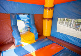 Commandez un château gonflable couvert multifun avec toboggan sur le thème des pirates pour les enfants. Achetez des châteaux gonflables en ligne chez JB Gonflables France