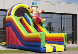 Toboggan multifonctionnel unique sur le thème du clown avec une pataugeoire, un objet 3D impressionnant, des couleurs fraîches et des obstacles 3D pour les enfants. Achetez des toboggans gonflables maintenant en ligne chez JB Gonflables France