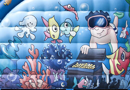 Obtenez votre toboggan gonflable sur le thème des vagues avec une surface de glissement ondulée et des imprimés amusants du monde sous-marin pour les enfants. Achetez des toboggans gonflables maintenant en ligne chez JB Gonflables France