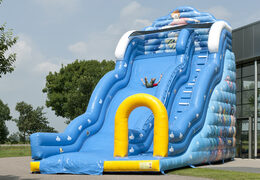 Achetez un toboggan gonflable sur le thème des vagues avec une surface de glissement ondulée et des imprimés amusants du monde sous-marin pour les enfants. Commandez des toboggans gonflables maintenant en ligne chez JB Gonflables France