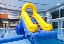 Achetez un toboggan aquatique étanche de 6,5 mètres de long et 3,5 mètres de haut pour petits et grands. Commandez des attractions aquatiques gonflables maintenant en ligne chez JB Gonflables France