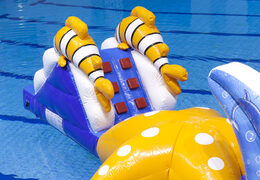 Course d'obstacles dans le monde sous-marin avec des objets 3D amusants pour petits et grands. Achetez des attractions aquatiques gonflables en ligne maintenant chez JB Gonflables France