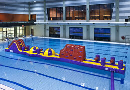 Parcours d'obstacles Adventure Mega Run XL de 17 mètres de long dans un design unique avec divers objets passionnants pour petits et grands. Achetez des parcours d'obstacles pour piscines gonflables en ligne maintenant chez JB Gonflables France