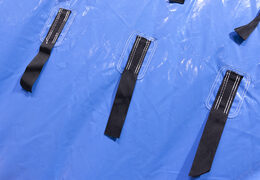 Parcours d'obstacles aquatiques avec deux murs d'escalade, un objet d'équilibre, une tour pendulaire et un toboggan pour petits et grands. Achetez des parcours d'obstacles pour piscines gonflables en ligne maintenant chez JB Gonflables France