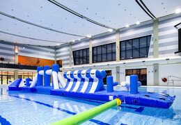 Parcours d'aventure gonflable bleu/blanc Piscine de 16m avec objets ludiques et toboggan rond pour petits et grands. Commandez des jeux de piscine gonflables maintenant en ligne chez JB Gonflables France