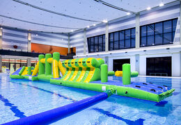 Adventure run green/blue piscine gonflable de 16m avec obstacles difficiles et toboggan rond pour petits et grands. Commandez des jeux de piscine gonflables maintenant en ligne chez JB Gonflables France