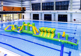 Achète parcours d'aventure gonflable vert/bleu piscine 16m avec objets ludiques et toboggan rond pour petits et grands. Commandez des jeux de piscine gonflables maintenant en ligne chez JB Gonflables France