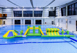 Toboggan piscine aventure parcours vert/bleu 16m avec obstacles difficiles et toboggan rond pour petits et grands. Achetez des attractions aquatiques gonflables en ligne maintenant chez JB Gonflables France