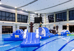 Commandez un cours d'assaut en double piscine sur le thème de la course des pirates pour petits et grands. Achetez des attractions aquatiques gonflables en ligne maintenant chez JB Gonflables France