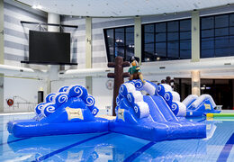 Commandez un double cours d'assaut pirate pour petits et grands. Achetez des parcours d'obstacles pour piscines gonflables en ligne maintenant chez JB Gonflables France