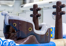 Spectaculaire parcours d'obstacles gonflable pirate run au design unique avec des objets 3D amusants et pas moins de 2 toboggans pour les enfants. Commandez des attractions aquatiques gonflables maintenant en ligne chez JB Gonflables France