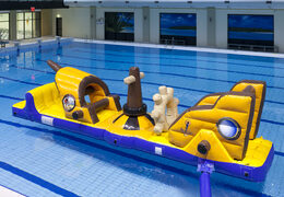 Commandez un cours d'assaut sur un bateau pirate avec des objets amusants pour petits et grands. Achetez des parcours d'obstacles gonflables en ligne maintenant chez JB Gonflables France