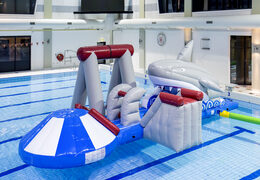 Commandez une île de jeu de requins gonflable et hermétique avec une liane, une tour d'escalade, un toboggan rond et des obstacles pour petits et grands. Achetez des attractions aquatiques gonflables en ligne maintenant chez JB Gonflables France