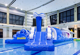 Achetez un parcours du combattant gonflable shark run de 13 mètres de long au design unique avec des objets 3D rigolos et pas moins de 2 toboggans pour petits et grands. Commandez des attractions aquatiques gonflables maintenant en ligne chez JB Gonflables France