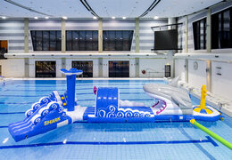 Commandez un parcours d'assaut gonflable de 13 mètres de long dans une piscine gonflable Shark Run au design unique avec des objets 3D amusants et pas moins de 2 toboggans pour les enfants. Achetez des parcours d'obstacles gonflables en ligne maintenant chez JB Gonflables France