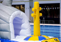 Storm track shark run 13 mètres au design unique avec des objets 3D rigolos et pas moins de 2 toboggans pour petits et grands. Achetez des parcours d'obstacles pour piscines gonflables en ligne maintenant chez JB Gonflables France