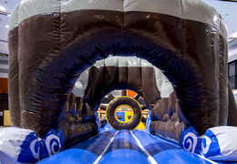 Île de jeu cool sur le thème des pirates avec une vigne, une tour d'escalade, un toboggan rond et des obstacles pour petits et grands. Commandez des jeux de piscine gonflables maintenant en ligne chez JB Gonflables France