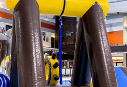 Achetez une île de jeu pirate hermétique sur le thème des pirates avec une vigne, une tour d'escalade, un toboggan rond et des obstacles pour petits et grands. Commandez des attractions aquatiques gonflables maintenant en ligne chez JB Gonflables France