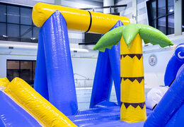 Île de jeu cool sur le thème des surfeurs avec une vigne, une tour d'escalade, un toboggan rond et des obstacles pour petits et grands. Commandez des jeux de piscine gonflables maintenant en ligne chez JB Gonflables France
