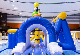 Île de surf gonflable hermétique avec liane, tour d'escalade, toboggan rond et obstacles pour petits et grands. Commandez des attractions aquatiques gonflables maintenant en ligne chez JB Gonflables France