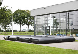 Terrains de football de Panna divisés en trois terrains plus petits, idéaux pour les petites et grandes activités sportives. Achetez des terrains de football gonflables Panna maintenant en ligne chez JB Gonflables France