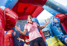 Commandez IPS Ninja Splash gonflable avec un pulvérisateur d'eau pour petits et grands. Achetez des attractions gonflables IPS Ninja en ligne maintenant chez JB Gonflables France