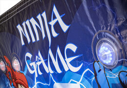 Détail gonflable IPS Splash Wall Ninja sur le thème avec un jet d'eau sur le dessus pour les petits et les grands. Achetez des murs gonflables IPS Splash Walls maintenant en ligne chez JB Gonflables France