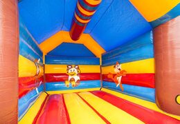 Achetez un château gonflable standard pour enfants aux couleurs vives avec un grand objet 3D en forme de singe sur le dessus. Commandez des châteaux gonflables en ligne chez JB Gonflables France