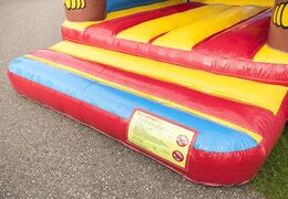 Château gonflable standard aux couleurs vives et avec un grand objet 3D d'un singe sur le dessus, à vendre pour les enfants. Achetez des châteaux gonflables en ligne chez JB Gonflables France