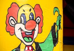 Achetez un château gonflable standard dans un thème cirque avec de belles animations aussi bien sur les murs extérieurs qu'intérieurs et sur les piliers pour les enfants. Commandez des châteaux gonflables en ligne chez JB Gonflables France