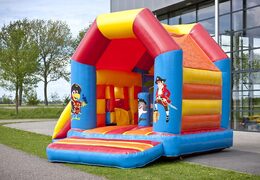 Commandez un château gonflable midi multifun bleu avec toit pour enfants sur le thème des pirates. Achetez des châteaux gonflables en ligne chez JB Gonflables France