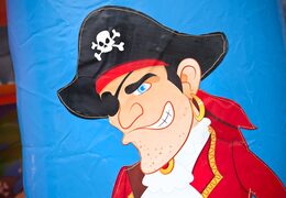 Achetez un château gonflable midi multifun avec toit sur le thème des pirates pour les enfants. Commandez des châteaux gonflables en ligne chez JB Gonflables France