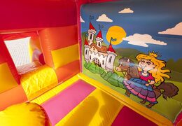 Château gonflable midi multifun pour enfants à vendre dans une combinaison de couleurs rose jaune et orange sur le thème de la princesse. Disponible en ligne chez JB Gonflables France